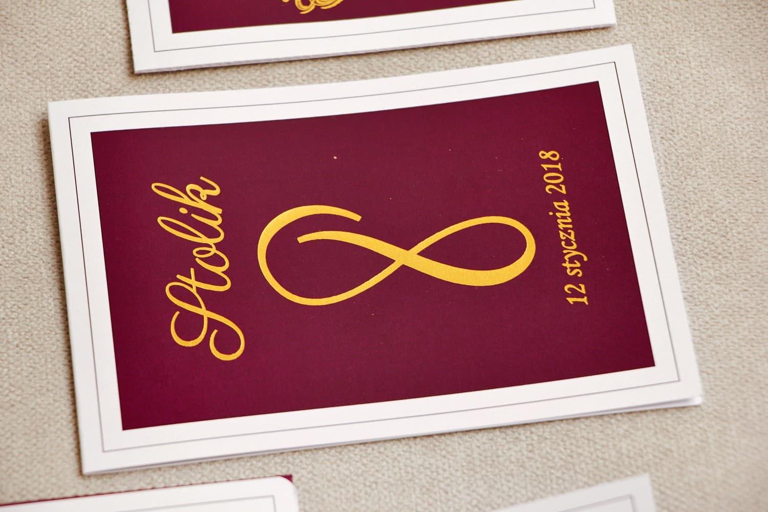 Elegantes números de mesa dorados en color vino | Números de mesa de boda autoportantes | Sonata n.º 6