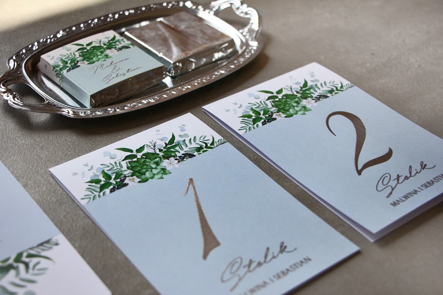 Números de mesa con gráficos de eucalipto y detalles plateados