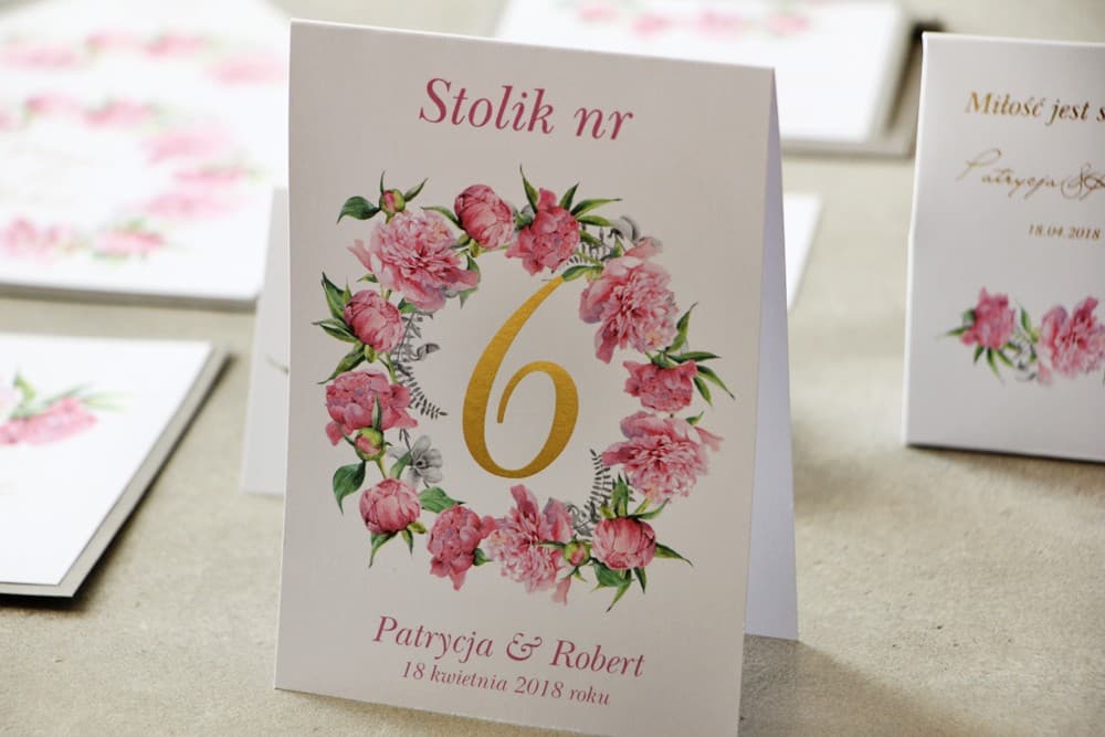 Numéros de Table de Mariage Élégants Dorés avec Pivoines Roses | Numéros de Table Autoportants | Cykade n° 10