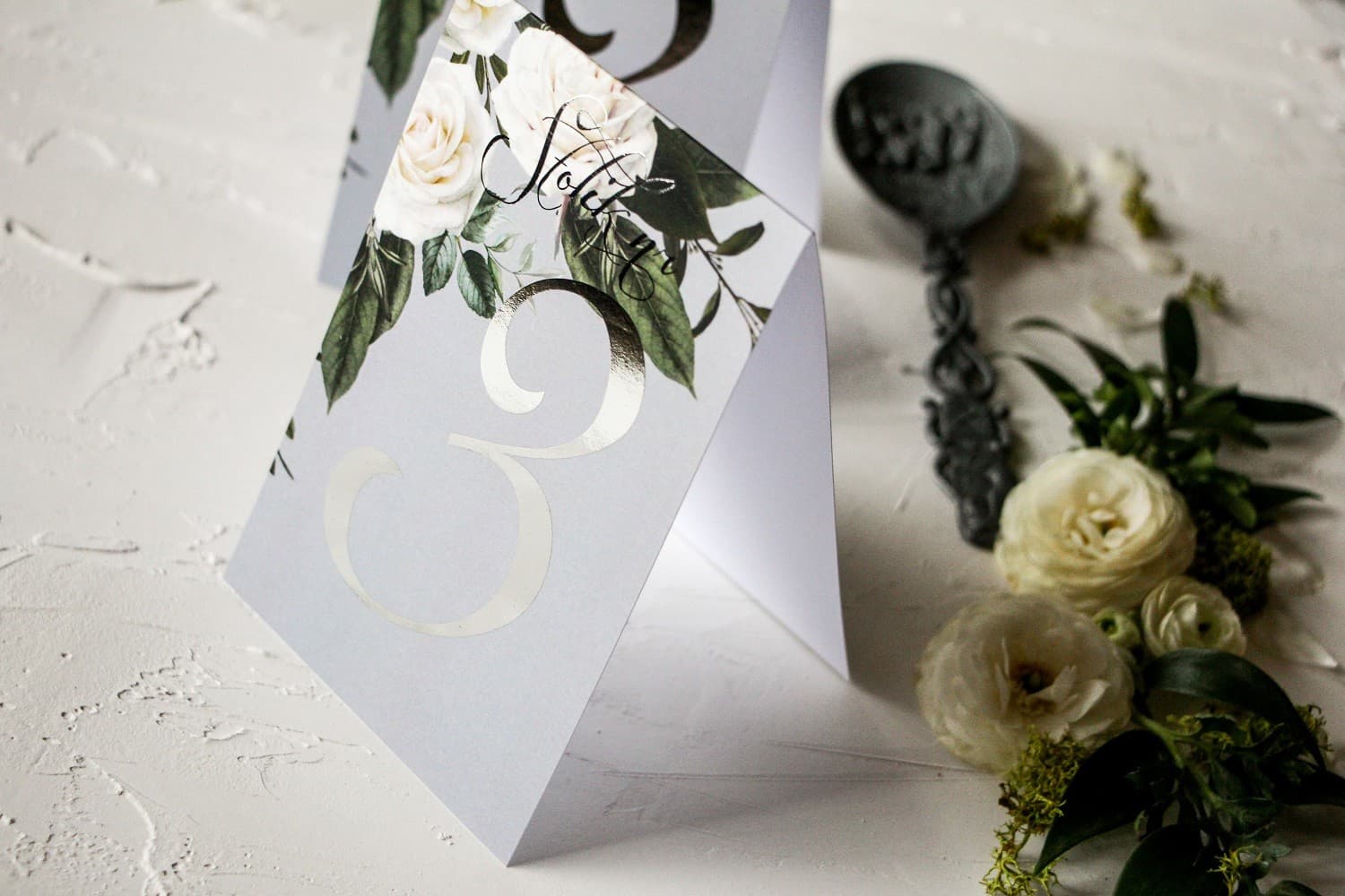 Numéros de Table Mariage Argent Glamour avec Roses | Numéros sur Pied | Pastel n° 2