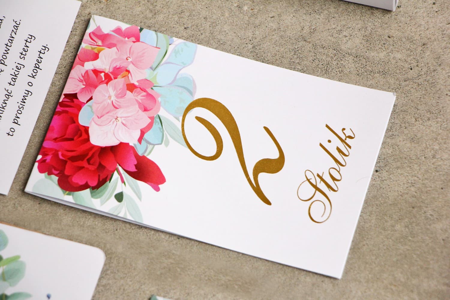 Numéros de Table Dorés avec Pivoine et Hortensia | Numéros de Table Mariage Floraux | Sorento No 14