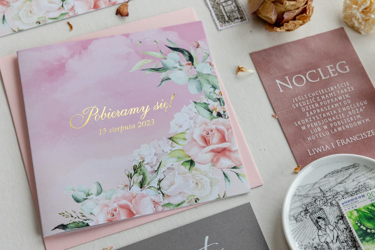 Eleganti partecipazioni matrimonio con rose e scritta dorata Amelia Wedding