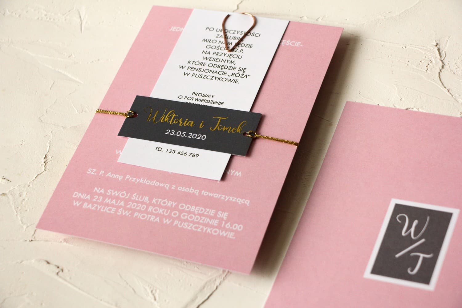 Partecipazioni nuziali moderne rosa con filo dorato e etichetta nera Amelia Wedding
