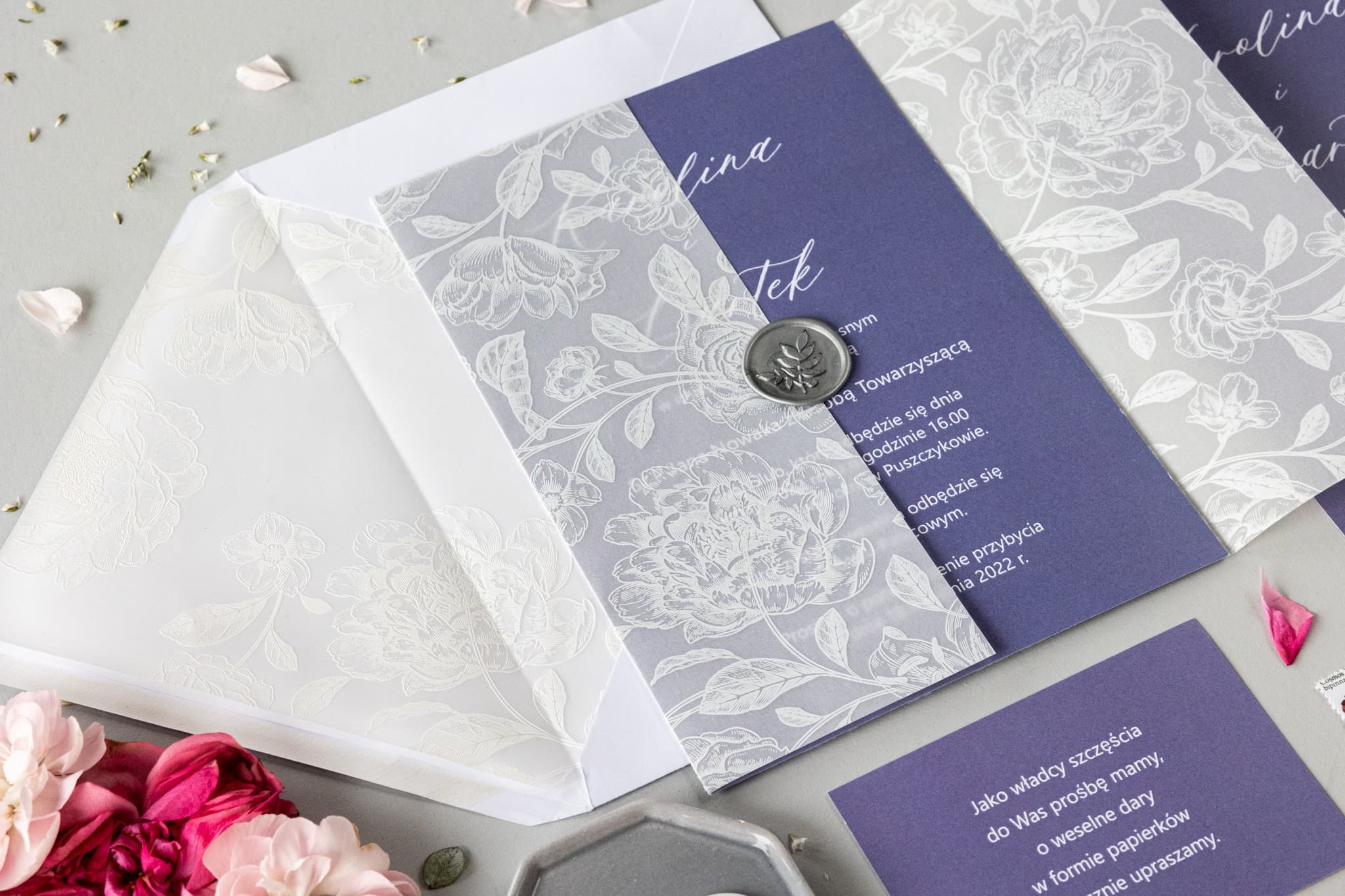 Partecipazioni nuziali lavanda con carta trasparente e peonie bianche Amelia Wedding