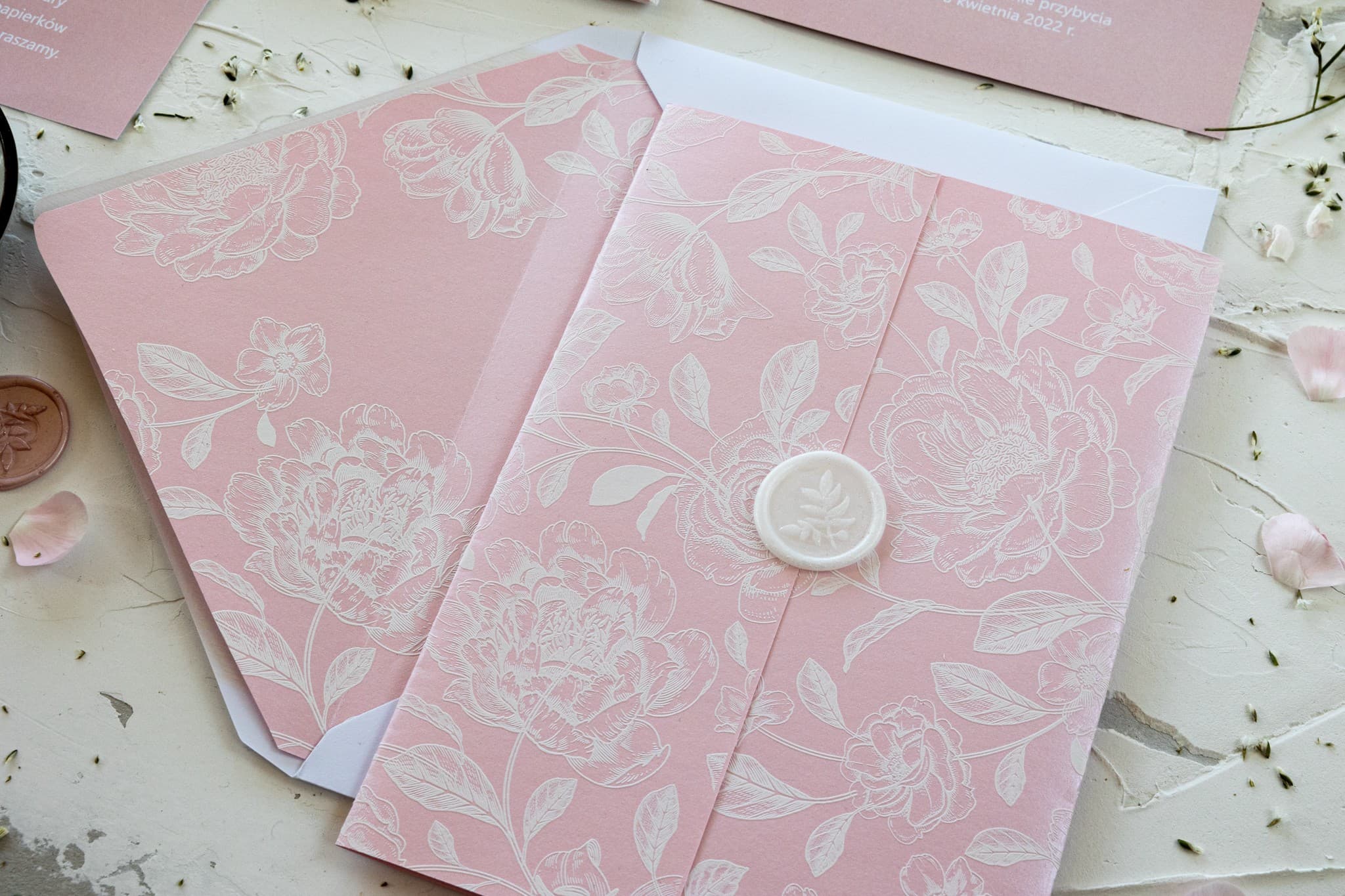 Partecipazioni nuziali cipria con motivo peonie e lacca Amelia Wedding