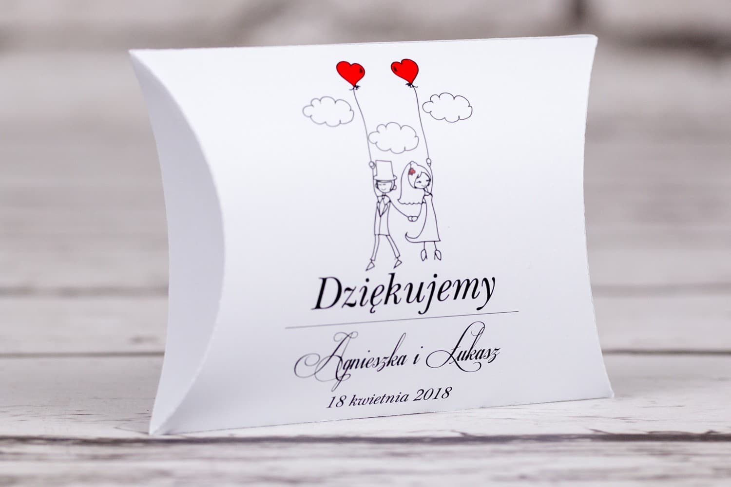 Funny Pillow Box Wedding Favours with Sweets | Bueno Design 7