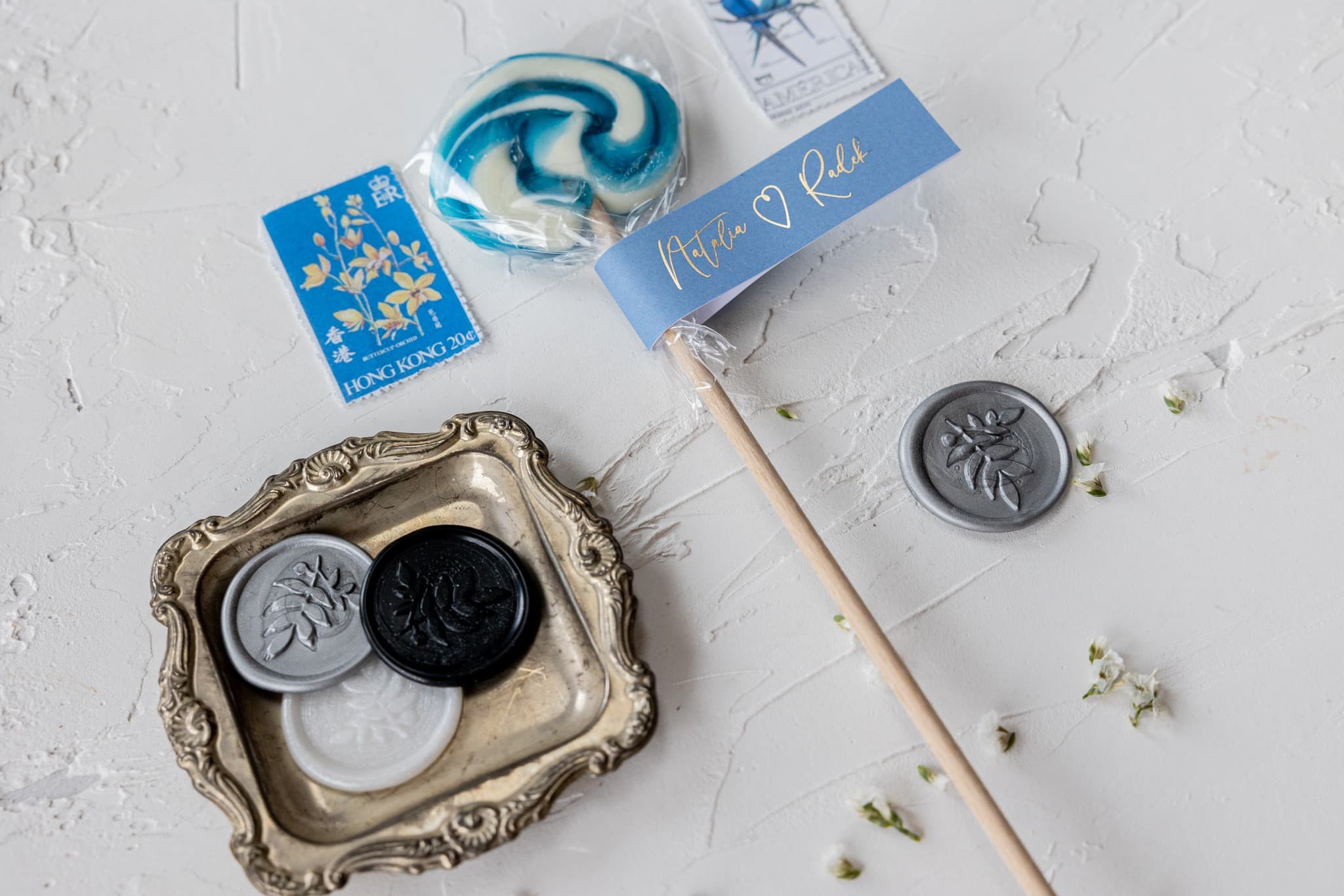 Piruletas Dusty Blue con Nombres Dorados | Detalles Dulces para Invitados de Boda | Jaspis nº 4