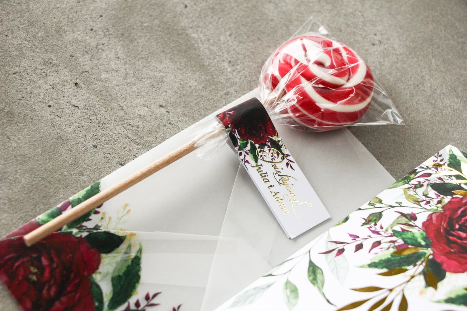 Detalles para Invitados Rubin n.º 3 – Piruletas Doradas con Motivo de Peonías