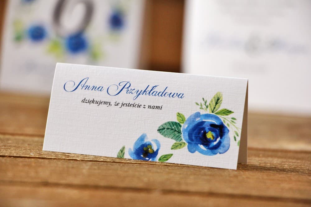 Platzkarten Hochzeit Aquarelle Nr. 10 – Tischkarten mit blauen Rosen auf Leinenstrukturpapier