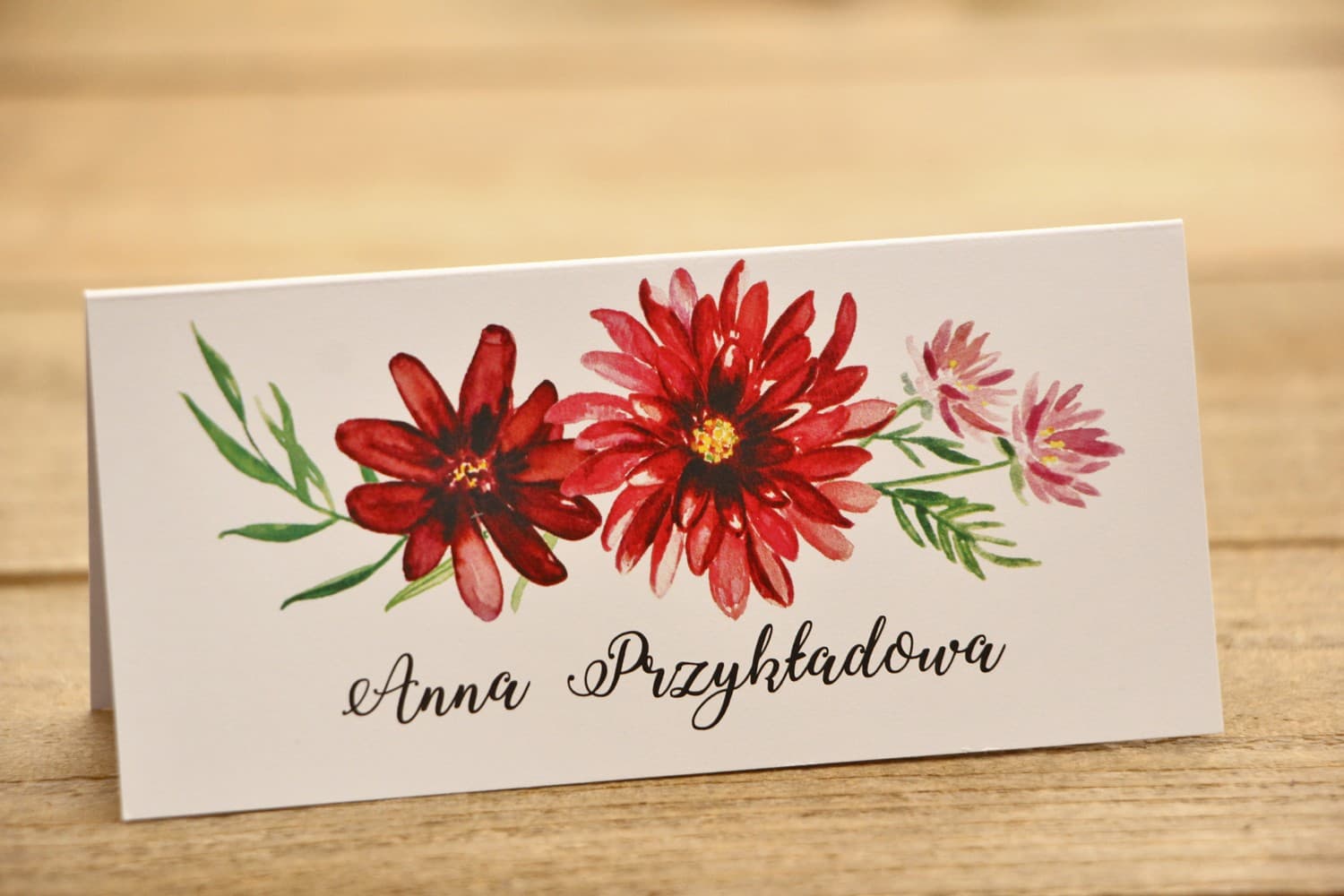 Platzkarten Hochzeit Kalia Nr. 5 – Tischkarten mit roten Dahlien