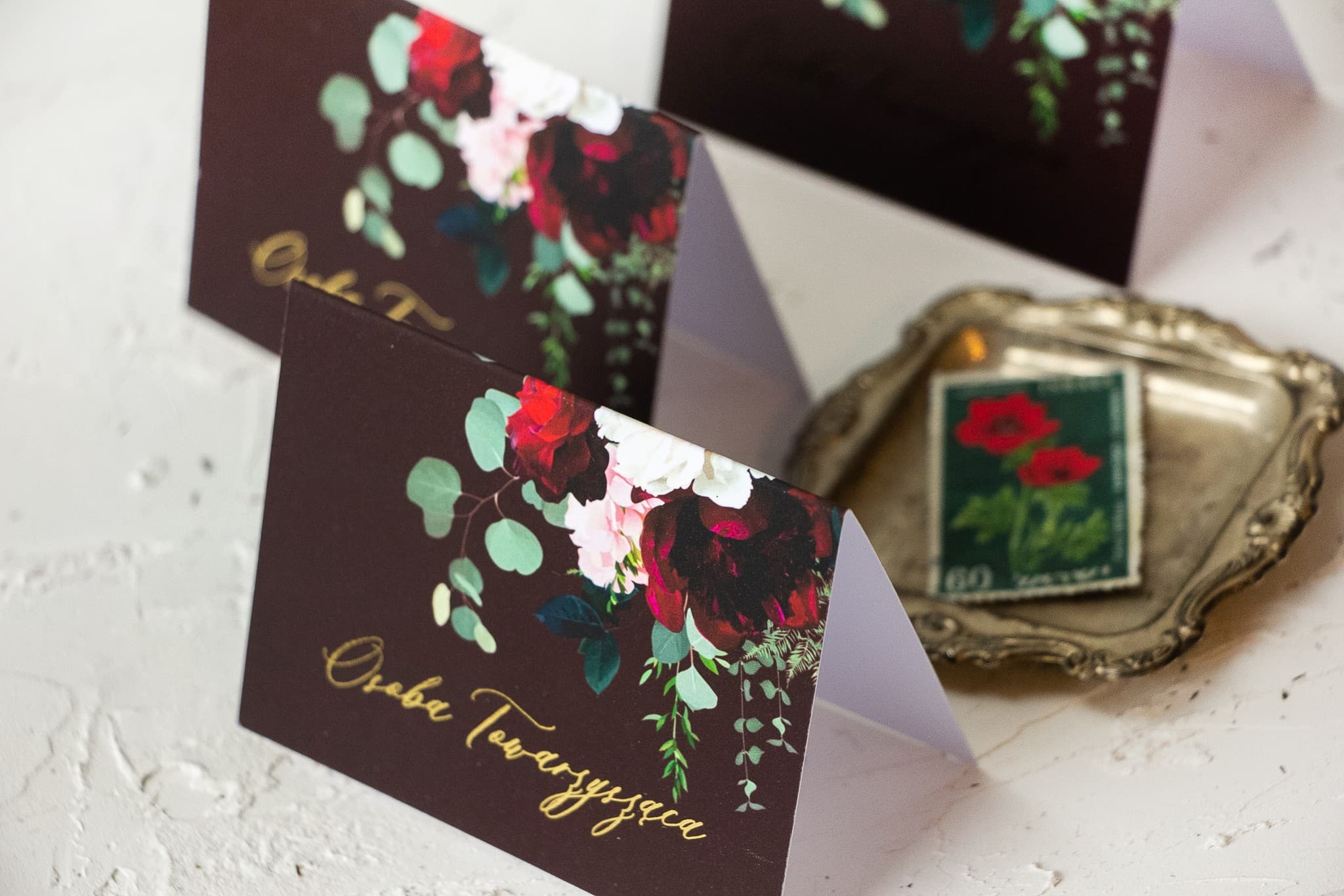 Szafirowe No. 9 Wedding Place Cards – Gold Foiled Table Cards with Red Rose