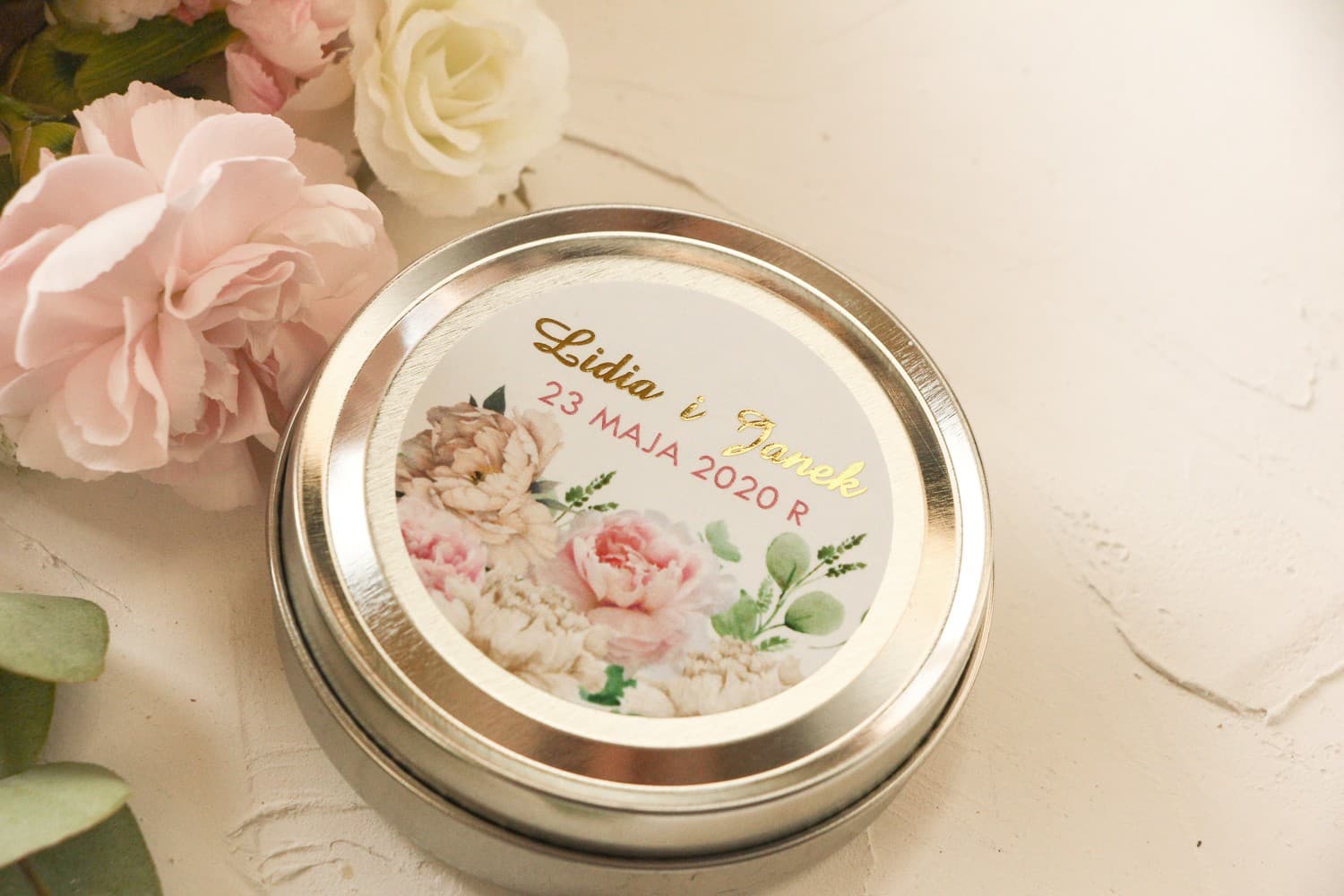 Natürliche Duftkerze Avril Nr. 3 – Gastgeschenk mit Pfingstrosen und Goldveredelung