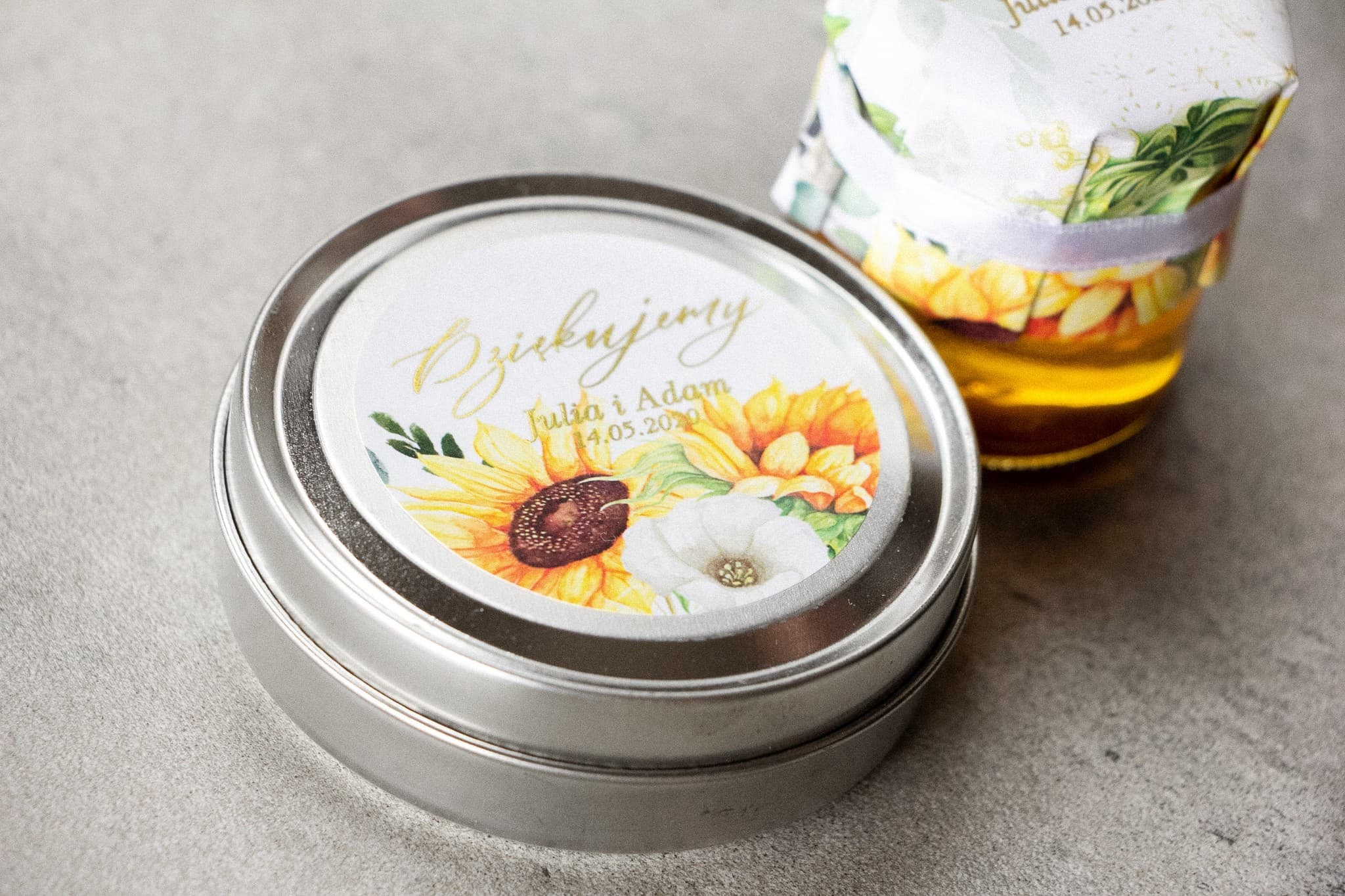 Gastgeschenke – Duftkerze mit Sonnenblume und Goldprägung Rubin Nr. 7