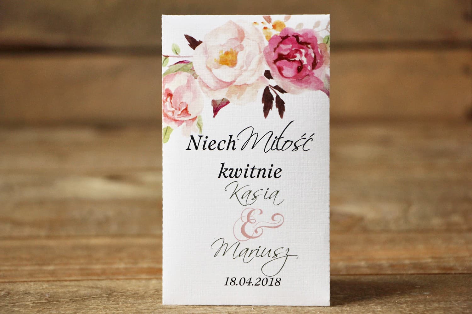 Samen als Gastgeschenk für die Hochzeit. Zarte pastellfarbene Pfingstrosen-Komposition