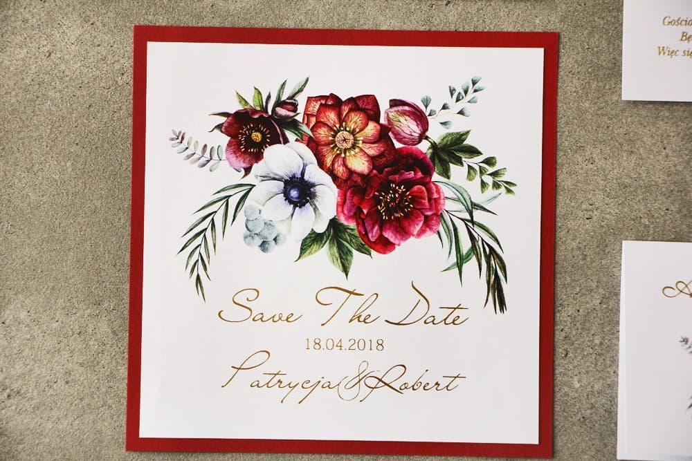 Elegante vergoldete Save the Date Karte, Burgunder Blüten | Cykade Nr. 7
