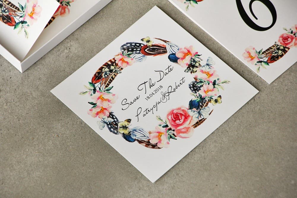 Save the Date con Ghirlanda Boho, Piume e Farfalle | Annuncio di Matrimonio | Pistacchio n. 16