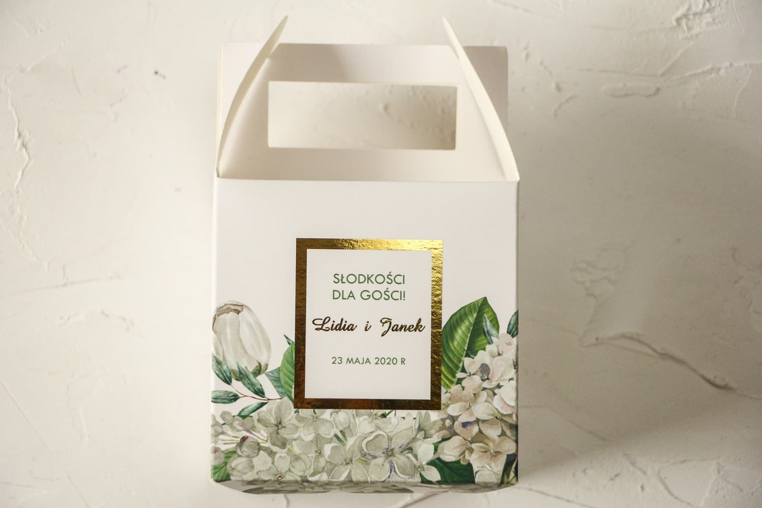 Elegante Scatola per Torta Nuziale Dorata con Ortensia e Tulipani | Ringraziamenti per Ospiti | Avril n. 2