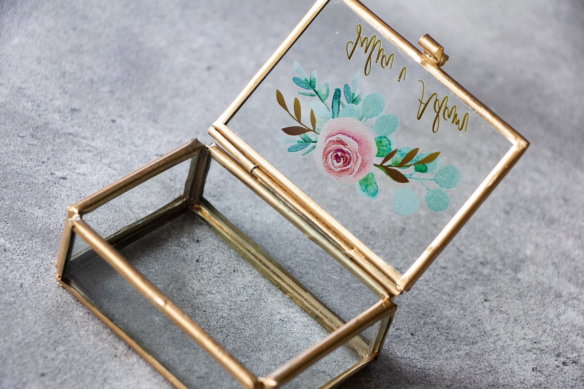 Scatolina nuziale in vetro con motivo di delicate peonie rosa ed eucalipto