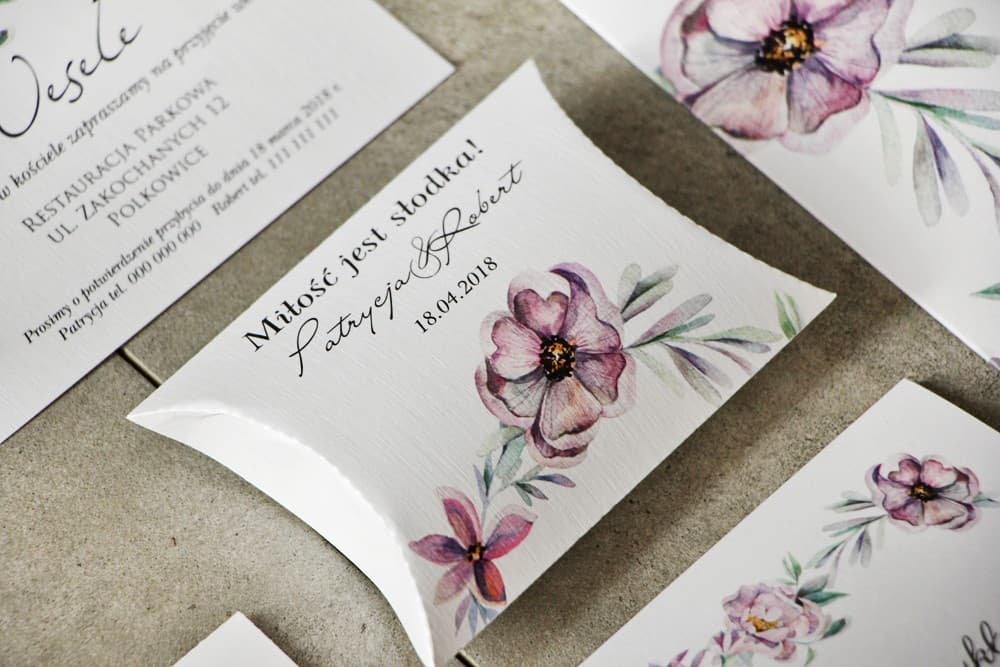 Scatoline a cuscino con ghirlanda floreale di lillà e peonia | Ringraziamenti per ospiti matrimonio | Pistacjowe n. 15