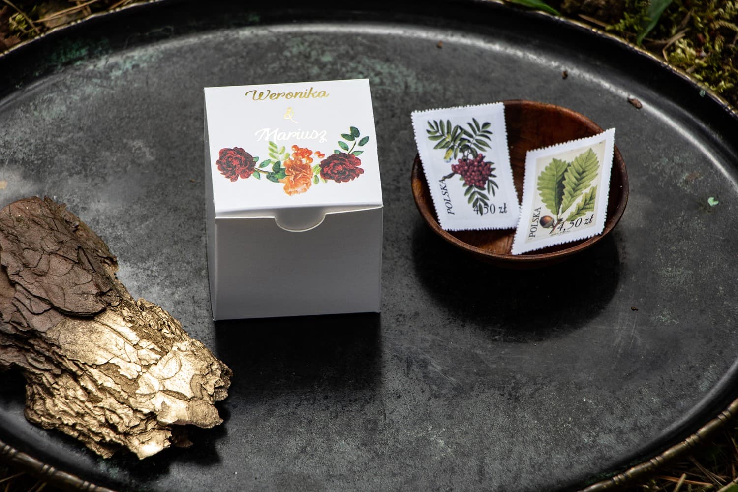 Scatolina Dorata per Dolcetti come Bomboniera per Ospiti. Grafica con sorbo, rose borgogna e chiodi di garofano arancioni