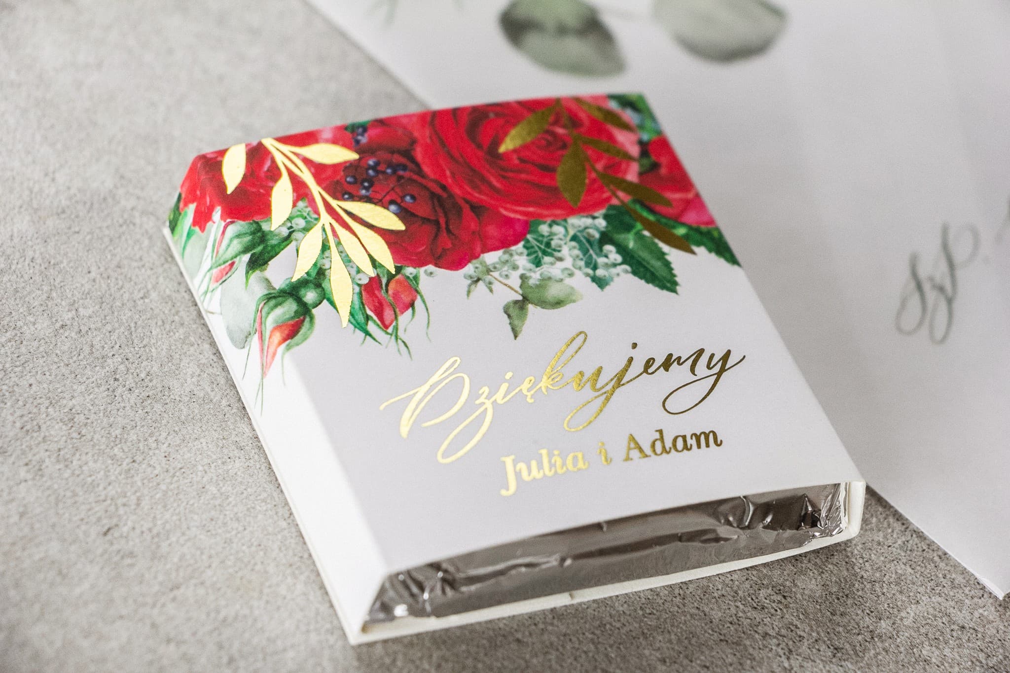 Gastgeschenke Schokolade mit burgunderroten Rosen und Goldprägung Glamour Rubin Nr. 8