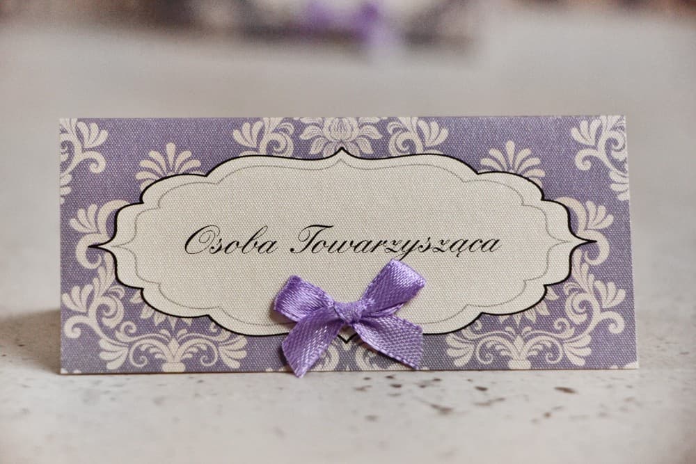 Segnaposto Matrimonio Ornamento n. 3 – Cartellini da Tavolo con Fiocco Lilla e Carta Perlata