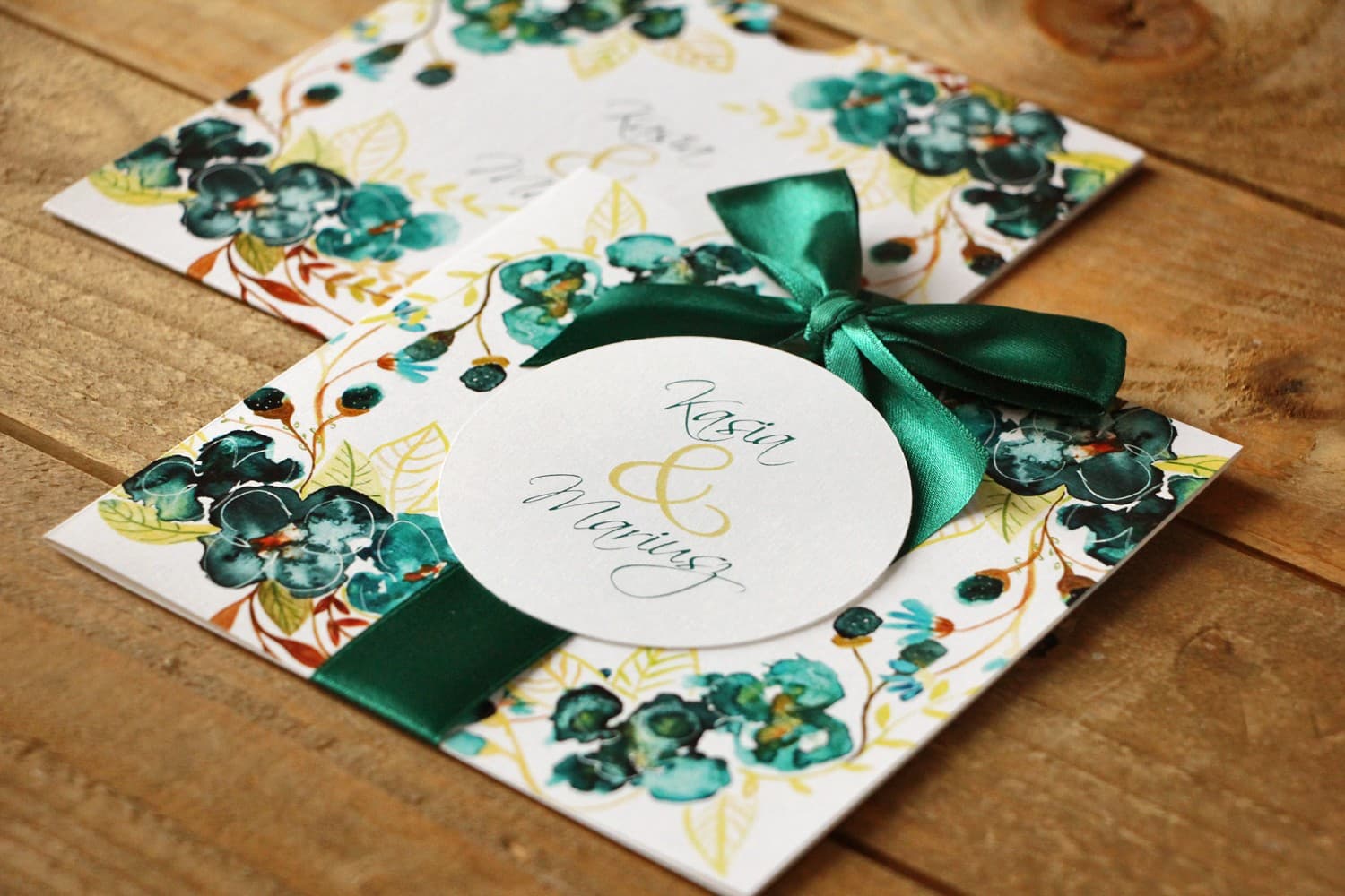 Smaragdgrüne Hochzeitseinladungen im Etui mit Aquarellblumen – Malowane Kwiaty Nr. 21