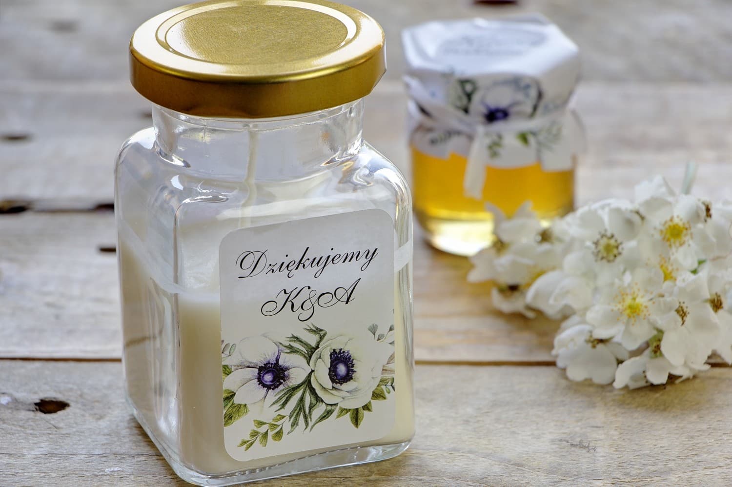 Sojakerze Kalia Nr. 3 – Gastgeschenk mit weißen Anemonen