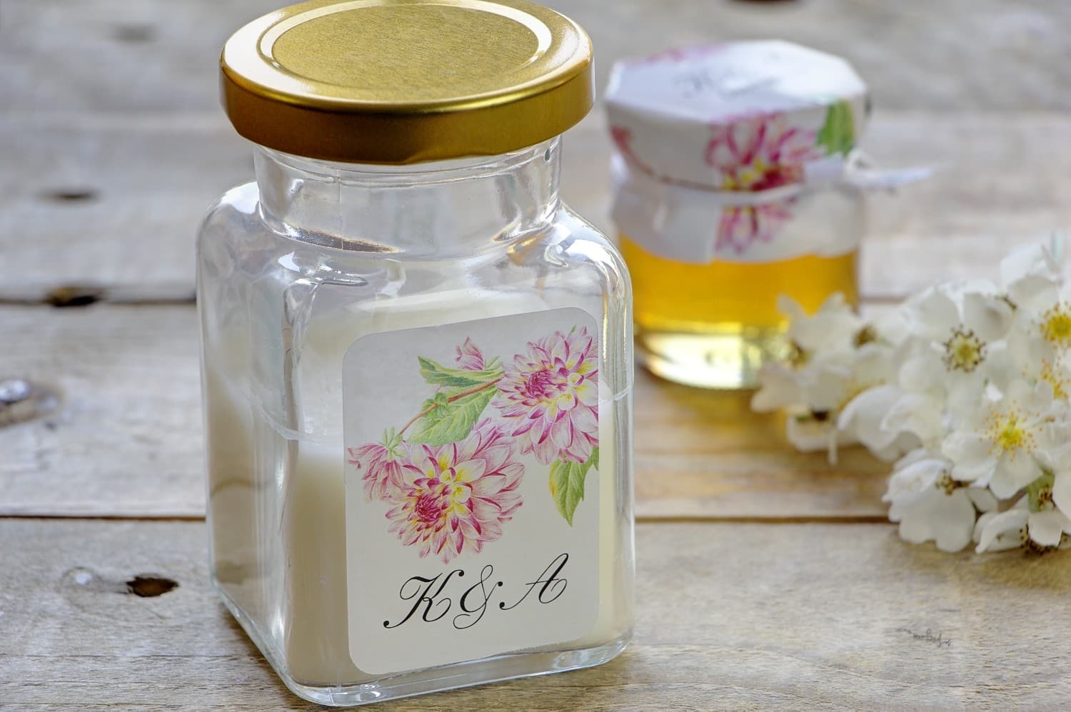 Sojakerze Kalia Nr. 4 – Gastgeschenk mit rosa Dahlie