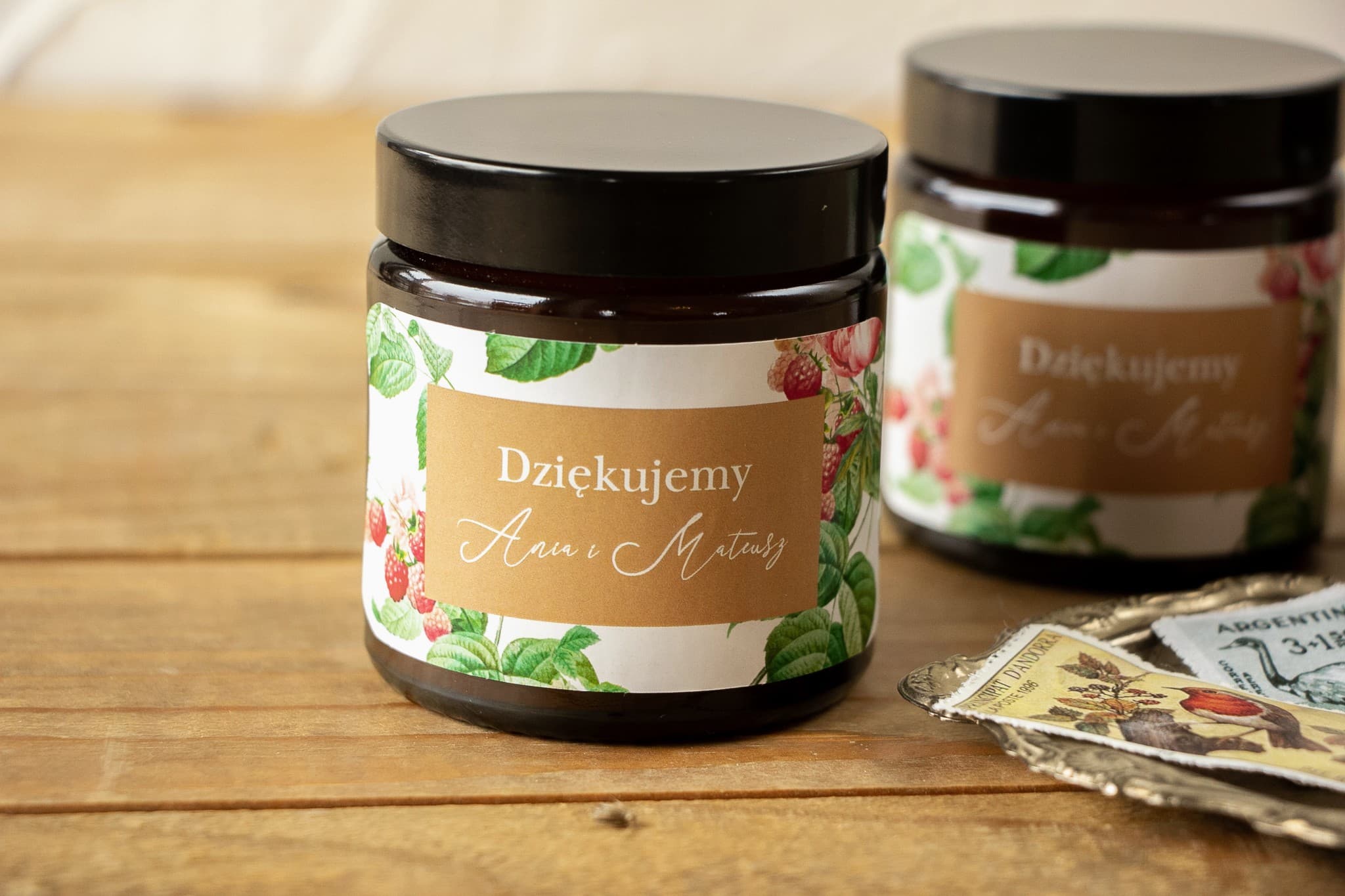 Sojakerze Korani Nr. 7 – Pfingstrosen-Motiv als Gastgeschenk