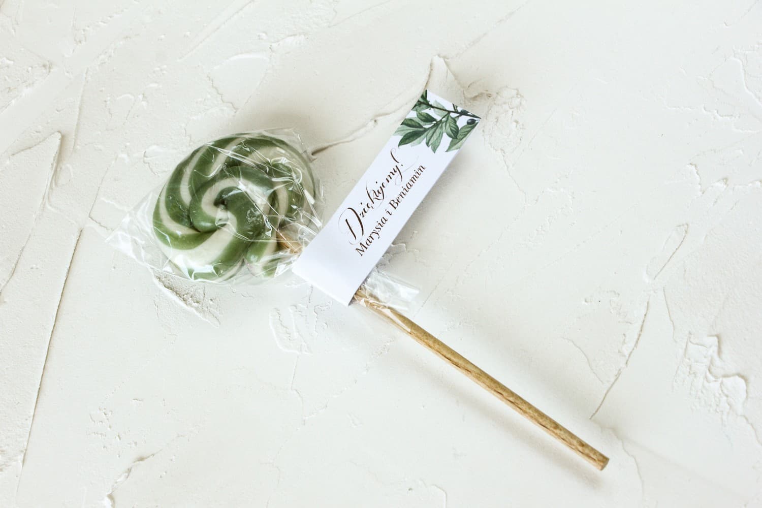 Sucettes - cadeaux sucrés pour invités de mariage. Étiquette avec motif de rameaux d'olivier
