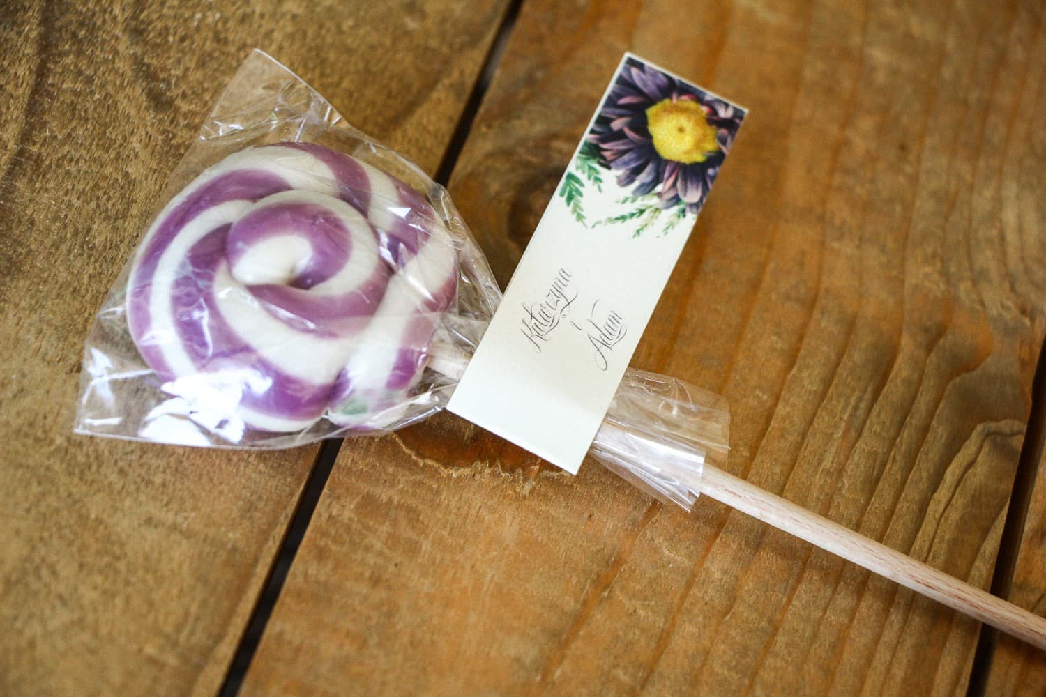 Sucettes - cadeaux d'invités de mariage. Étiquette avec asters violets et branches de fougère