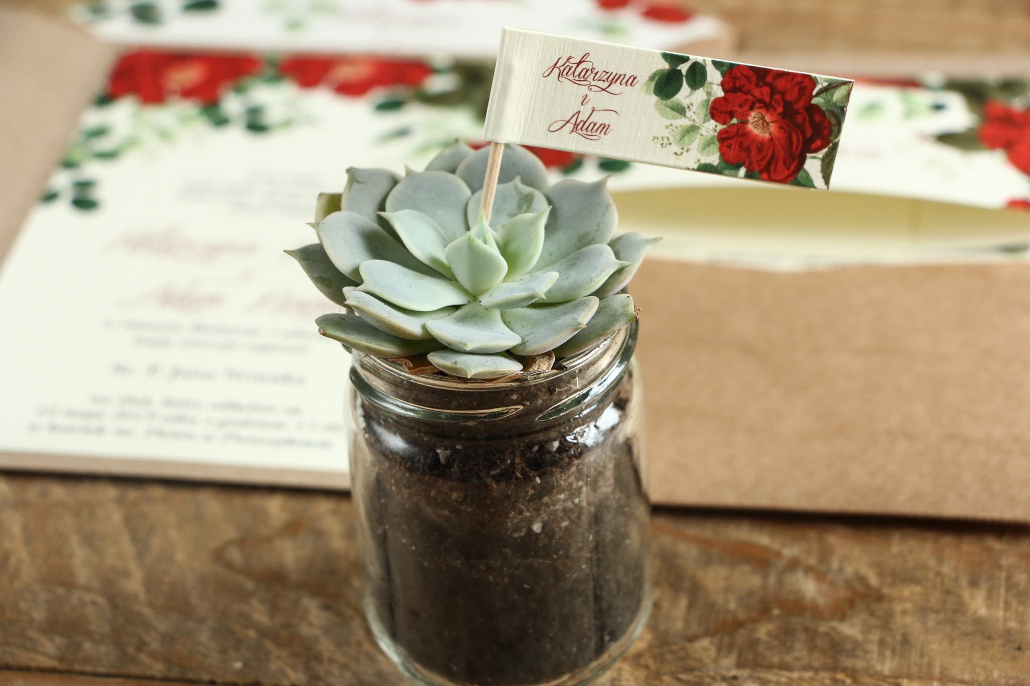 Suculenta en Tarrito con Rosa Roja | Detalles Vivos para Invitados de Boda Estilo Kraft | Kraft n.º 4
