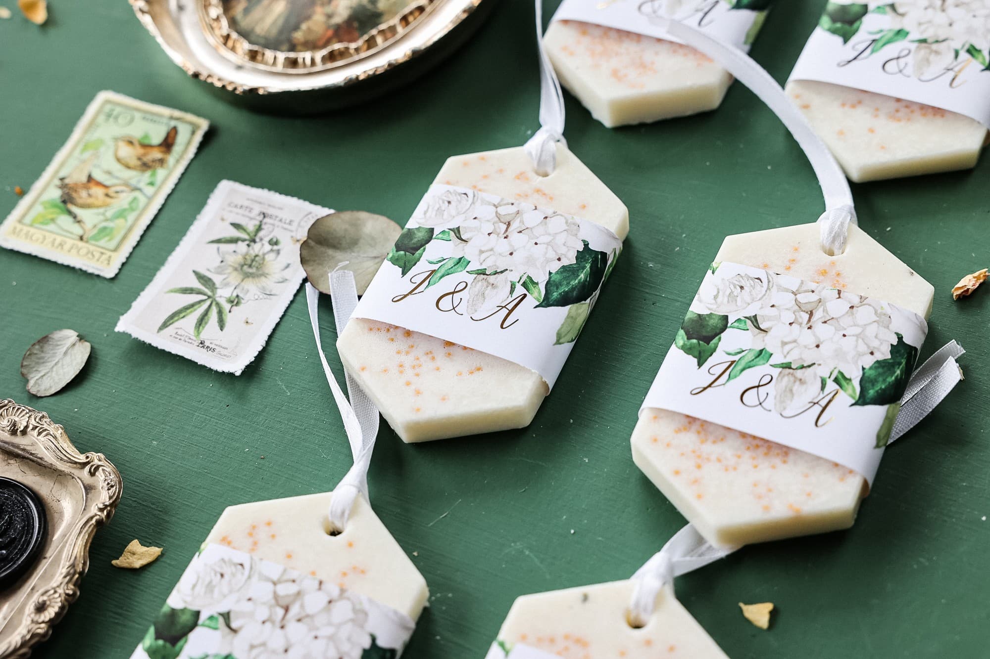 Cadeau invités mariage suspension en cire de soja avec fleurs séchées et dorure