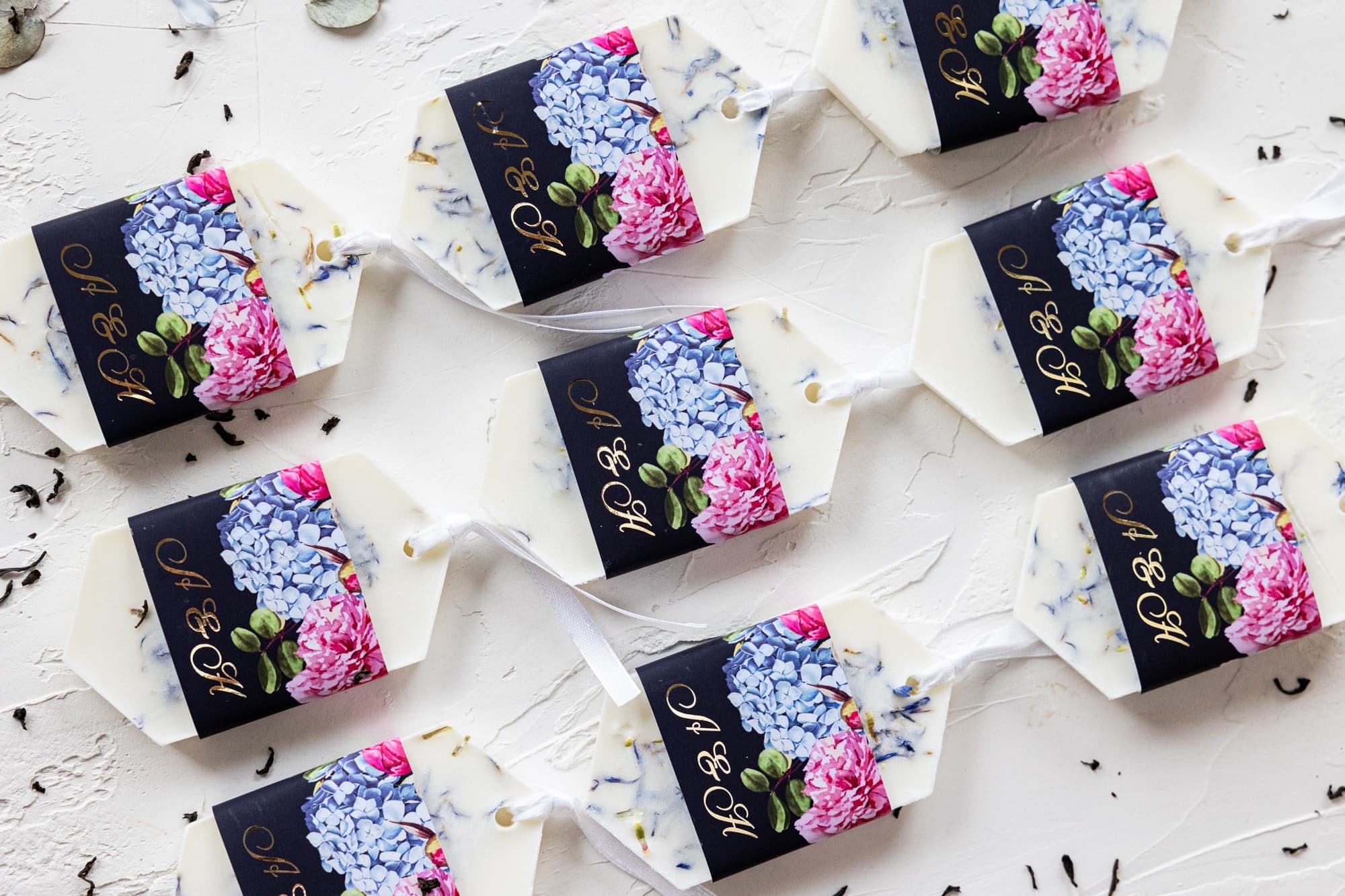 Détail de la personnalisation dorée sur étui bleu marine avec pivoines