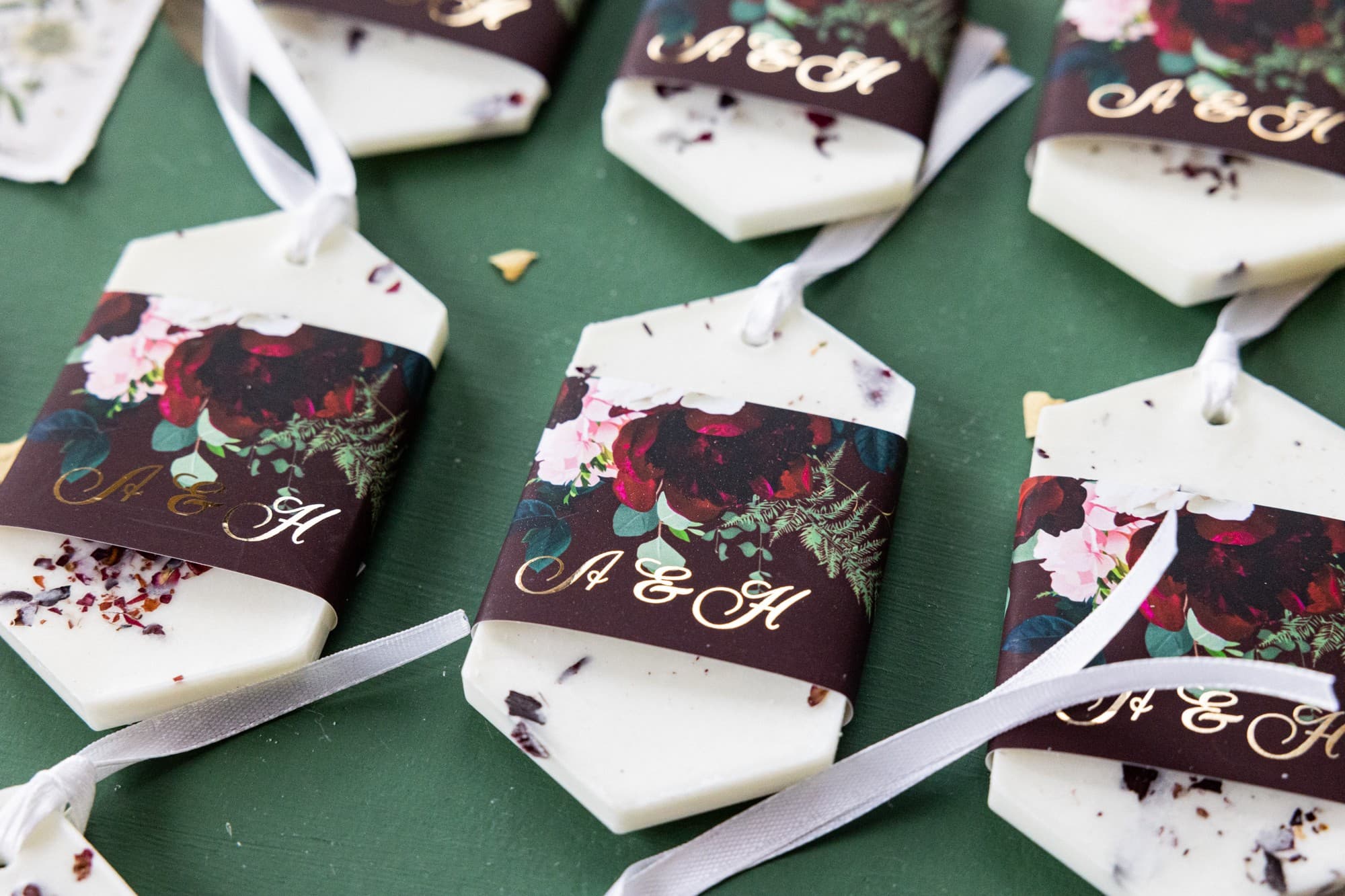 Tablette de cire de soja parfumée avec fleurs séchées et étiquette personnalisée dorée