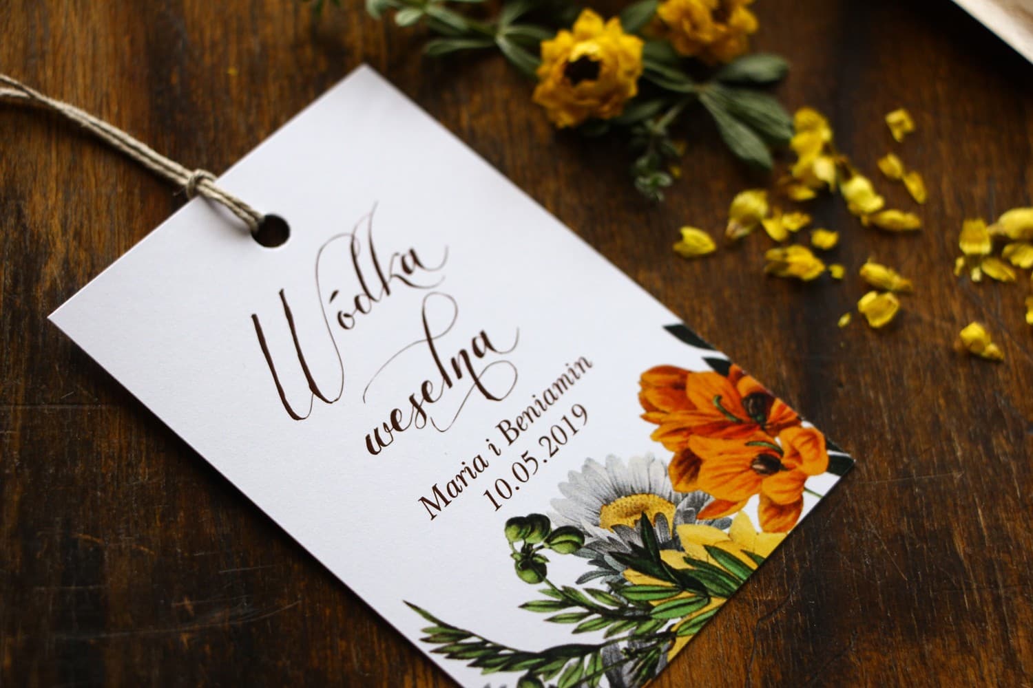 Eleganti Targhette per Bottiglie con Fiori Gialli e Accento Grigio | Targhette per Vodka Nuziale | Indigo n. 4