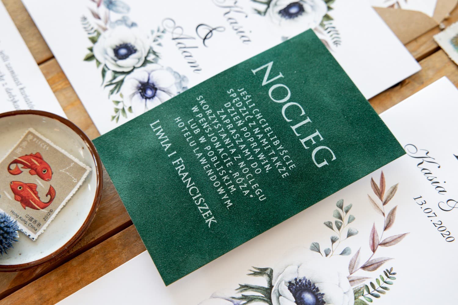 Detalle de tarjeta de terciopelo con texto personalizado para invitados