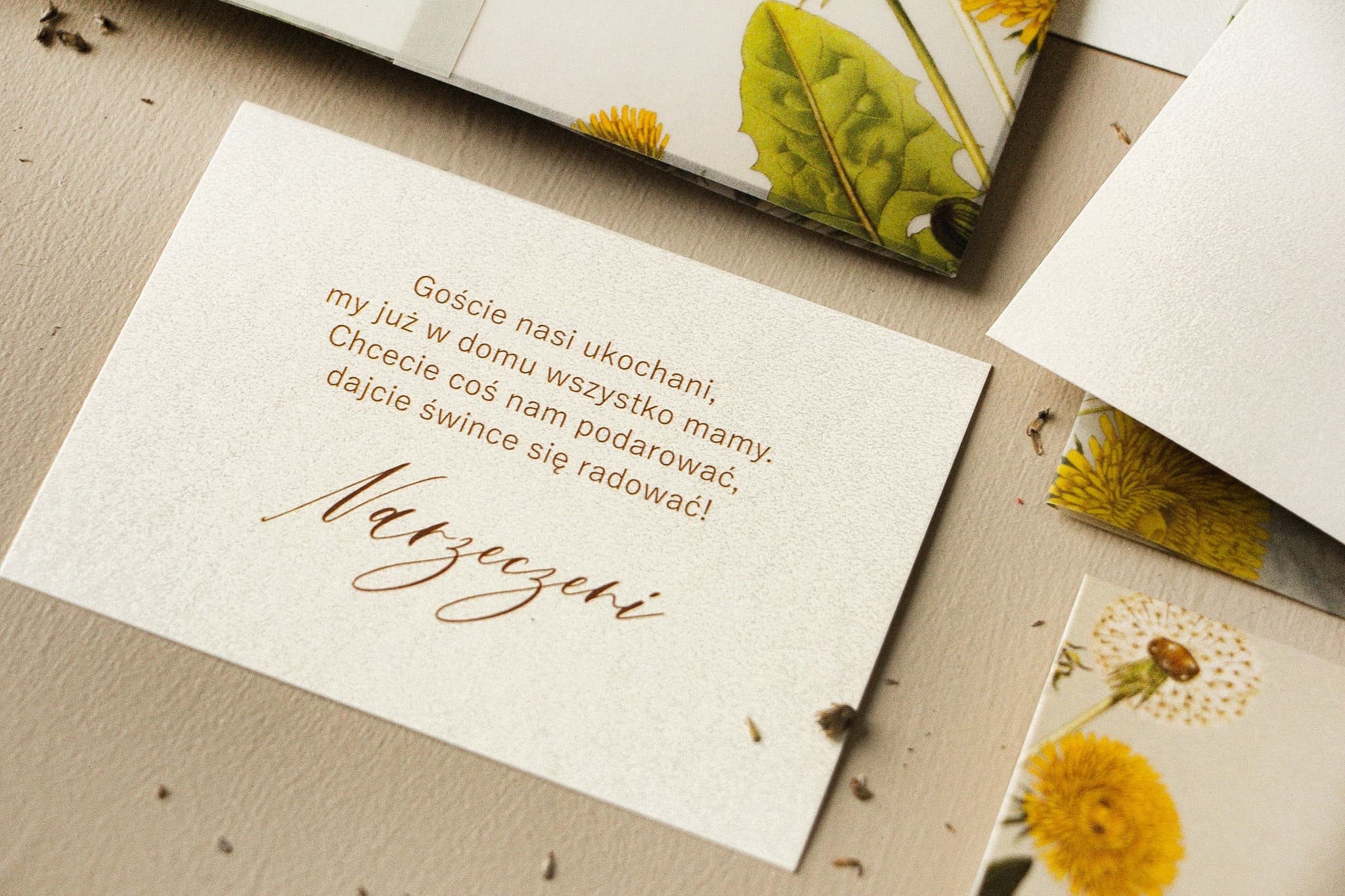 Elegante Tarjeta Informativa "En lugar de flores" | Papel Perlado | Opal nº 6