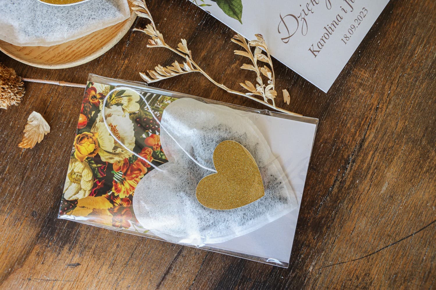 Detalle de té en forma de corazón con diseño de flores otoñales | Amelia-Wedding.pl