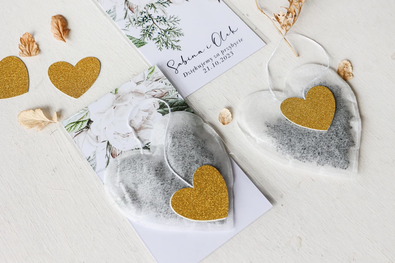 Sobres de té en forma de corazón con flores burdeos | Detalles de boda | Amelia-Wedding.pl