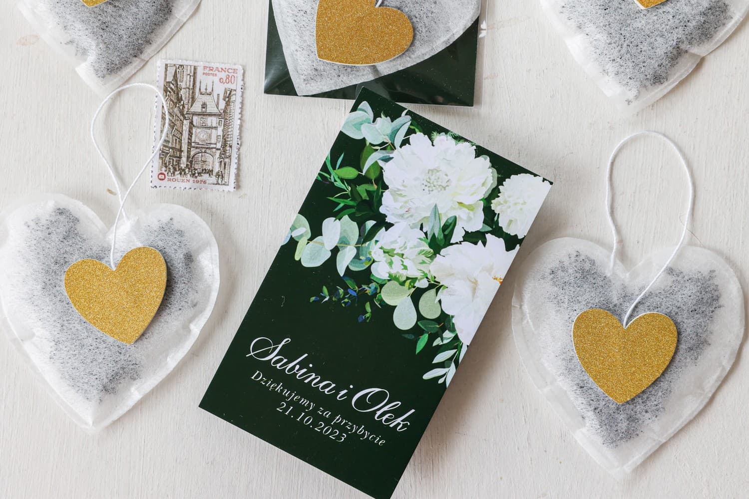 Sobre de té personalizado para invitados con diseño floral