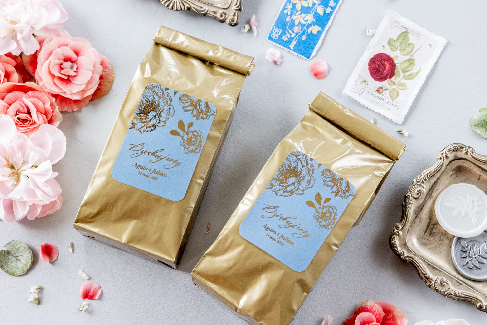 Té con Etiqueta Azul Marino y Flores Doradas | Detalles para Invitados | Ónix n.º 2