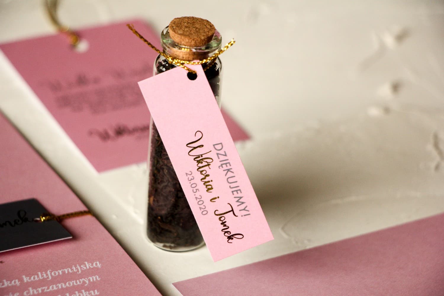 Elegant Wedding Favours | Tea Vial with Gilded Powder Pink Tag | Emerald No. 2