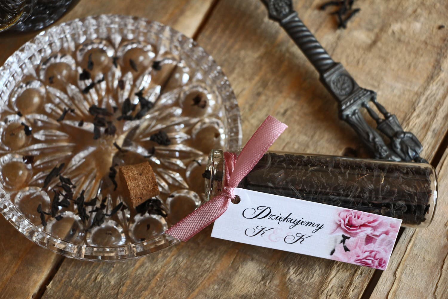 Elegant Wedding Favours | Tea Vial with Watercolor Carnations | Watercolours No. 21