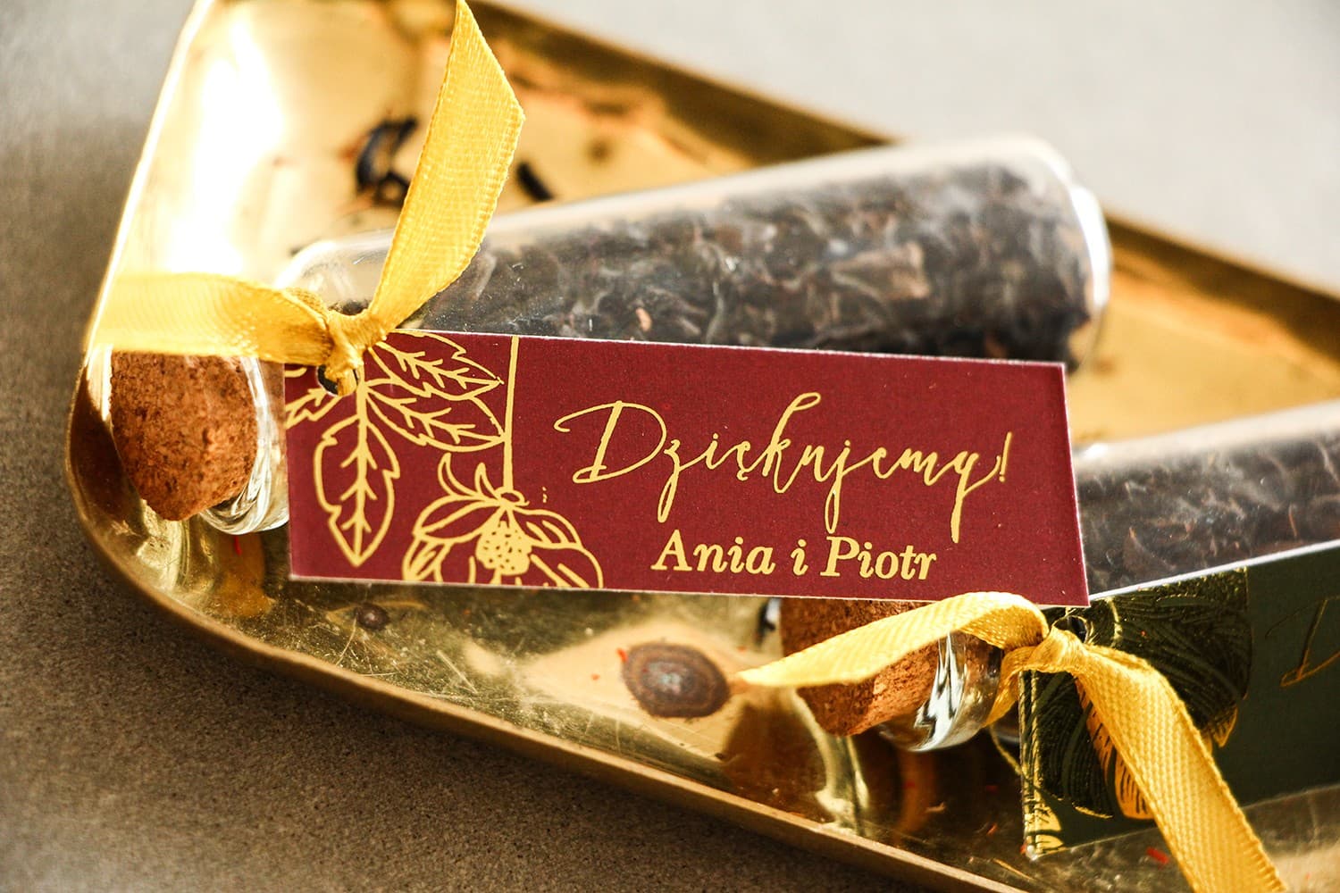 Tee im Glasröhrchen Gastgeschenk, Bordauxrote Tischkarte mit Goldprägung | Gastgeschenke | Szafir Nr. 3