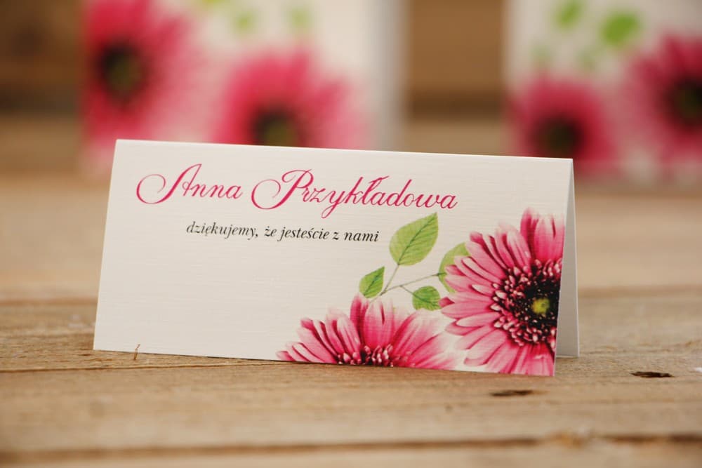 Tischkarten Hochzeit Akwarele Nr. 20 – Namenskärtchen mit Rosa Gerbera Motiv