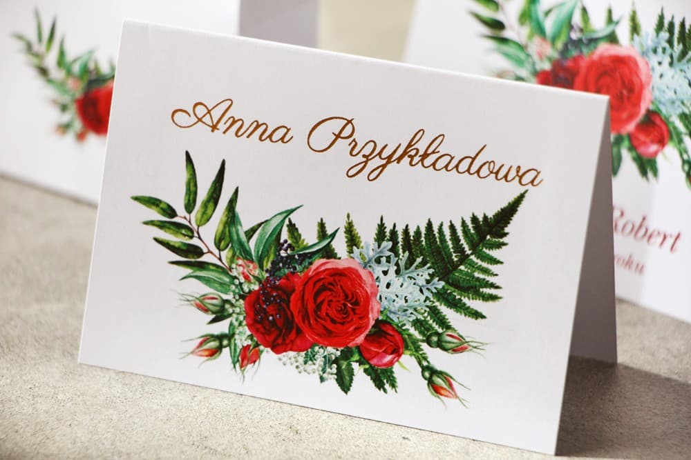 Tischkarten Hochzeit Cykade Nr. 2 – Vergoldete Namenskärtchen mit roter Rose und Farn
