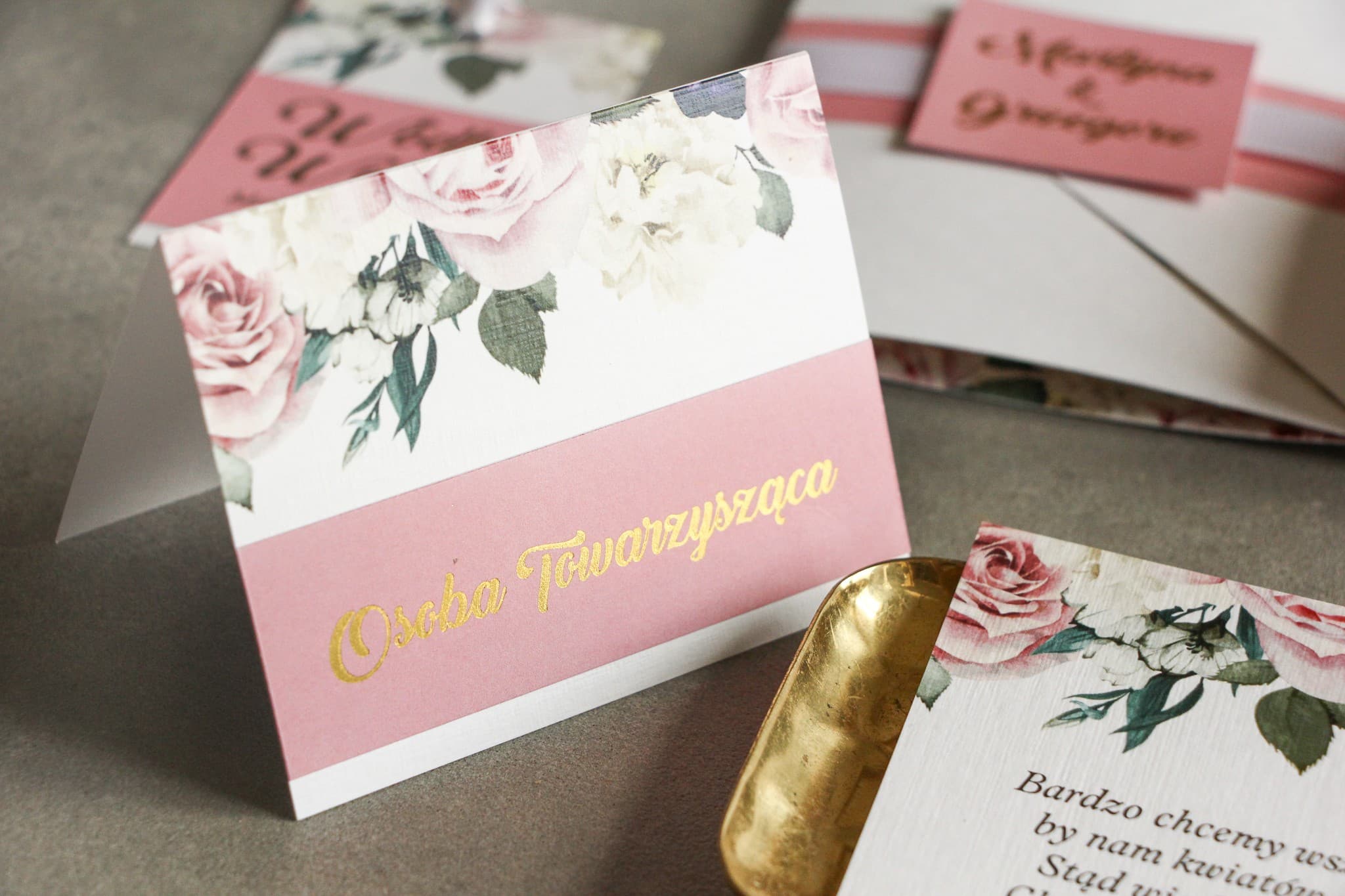 Rosa Tischkarten für die Hochzeit mit Goldprägung. Grafik mit Rosen und Pfingstrosen