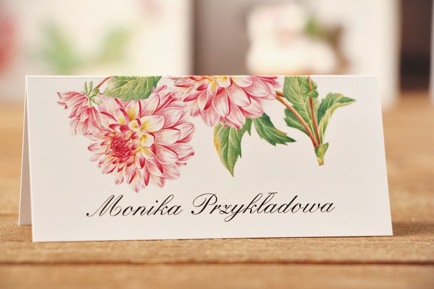 Hochzeits-Tischkarten Kalia Nr. 4 – Namenskärtchen mit rosa Dahlien